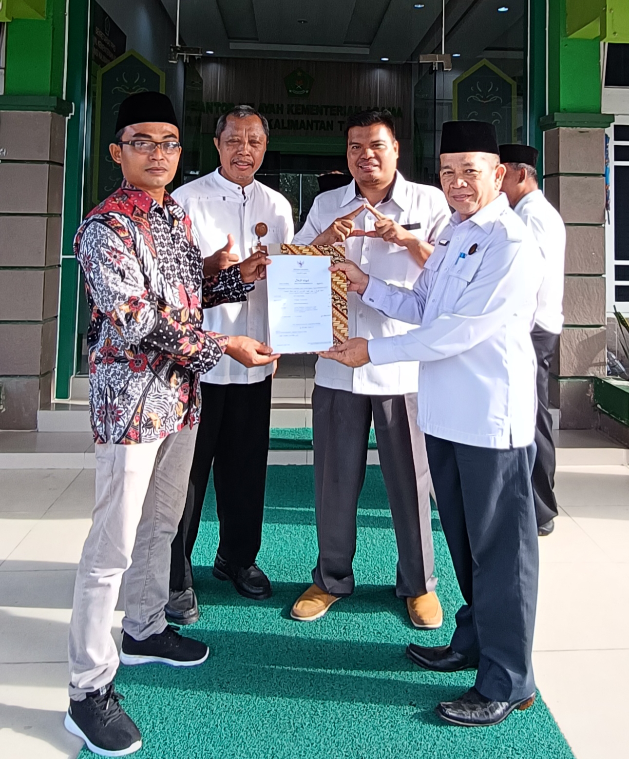 Home Penyerahan sertifikat halal RPU Edy Riyanto